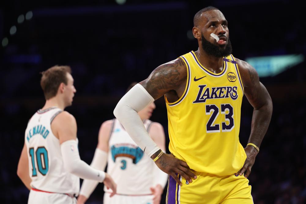 悲情英雄！吴亚柯保级战2神扑，扑点+极限扑救后伤退，获全场最高分